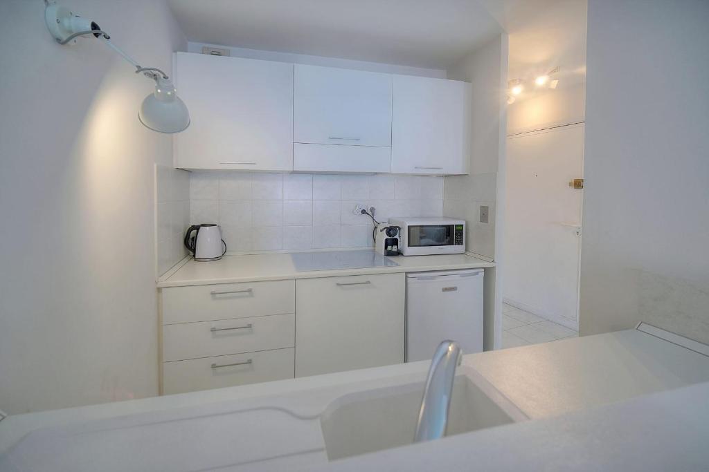 Kuchnia lub aneks kuchenny w obiekcie IMMOGROOM - Duplex with air conditioner - 5 min from the beach - Suquet