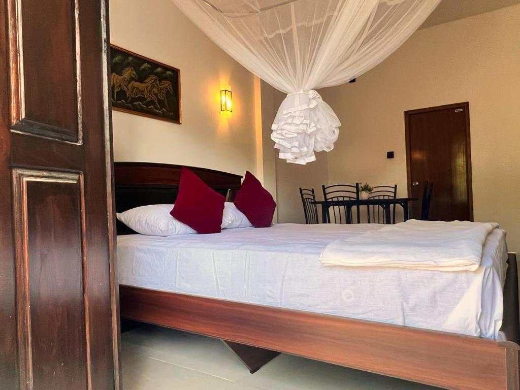 Postel nebo postele na pokoji v ubytování Royal Grand Guest Inn Ella