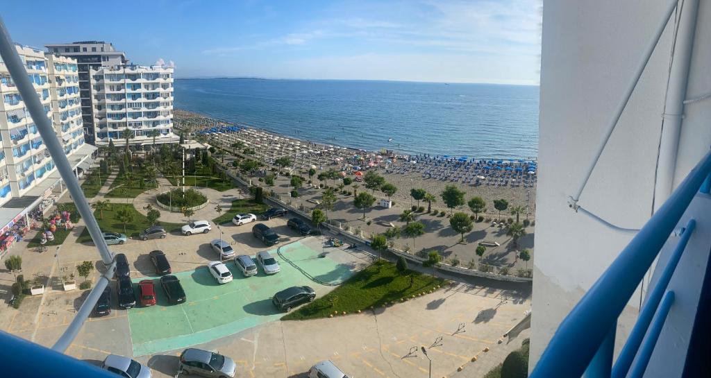 widok na plażę i ocean ze statku w obiekcie Anxhelo's Apartment w mieście Shëngjin
