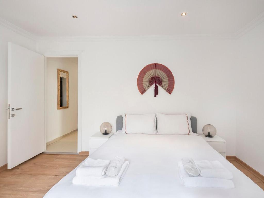 1 dormitorio blanco con 1 cama blanca grande con sábanas blancas en Gorgeous Bright Private 2bd Sea View Home! #24, en Estambul