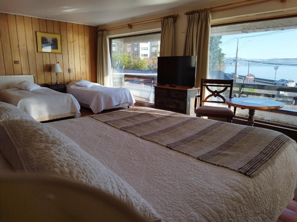 Postel nebo postele na pokoji v ubytování Hotel Terrazas del Lago