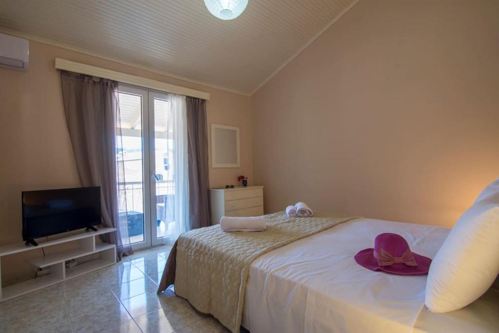 Postel nebo postele na pokoji v ubytování Paxos In Square (Apartment Amfitriti)