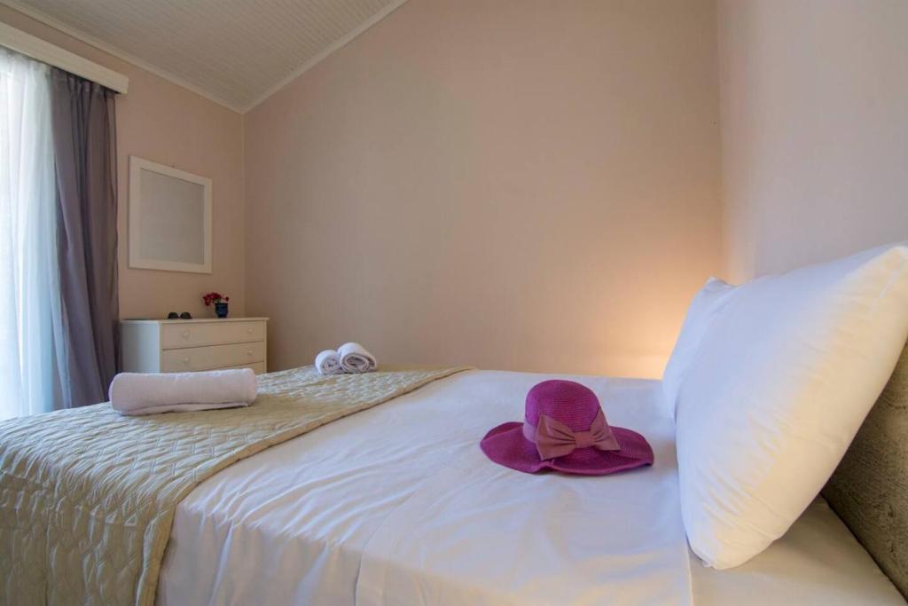 Postel nebo postele na pokoji v ubytování Paxos In Square (Apartment Amfitriti)