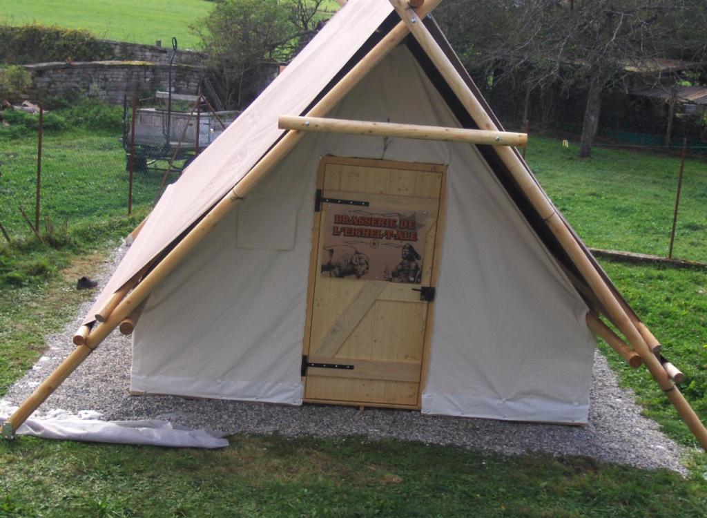 une tente tipi avec une porte au milieu dans l'établissement La Cabane du Trappeur V d N, à Voellerdingen