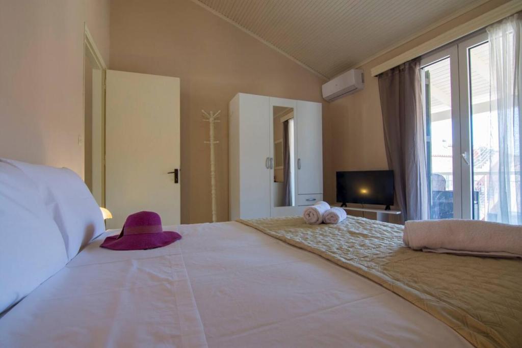 Postel nebo postele na pokoji v ubytování Paxos In Square (Apartment Amfitriti)
