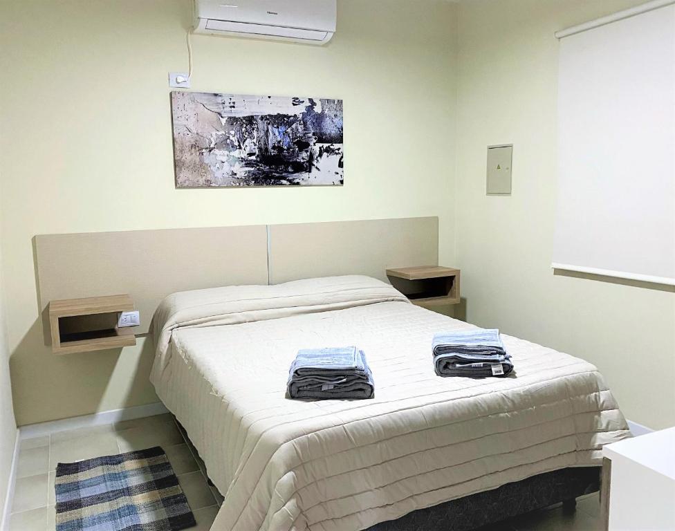 um quarto com uma cama com duas toalhas em Aires del Valle em San Agustín de Valle Fértil