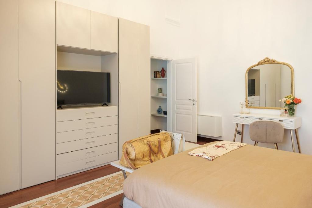 una camera con letto, cassettiera e specchio di Fabiola exclusive apartment a Grottaglie