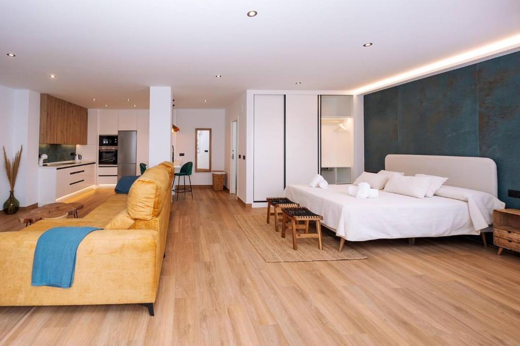 sala de estar con 2 camas y sofá en Luxury Suite Flat en La Herradura