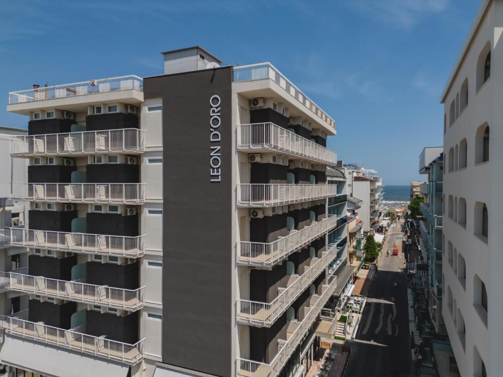ein Apartmenthaus mit einem Schild, das Sorrento liest in der Unterkunft Hotel Leon D'oro in Cattolica
