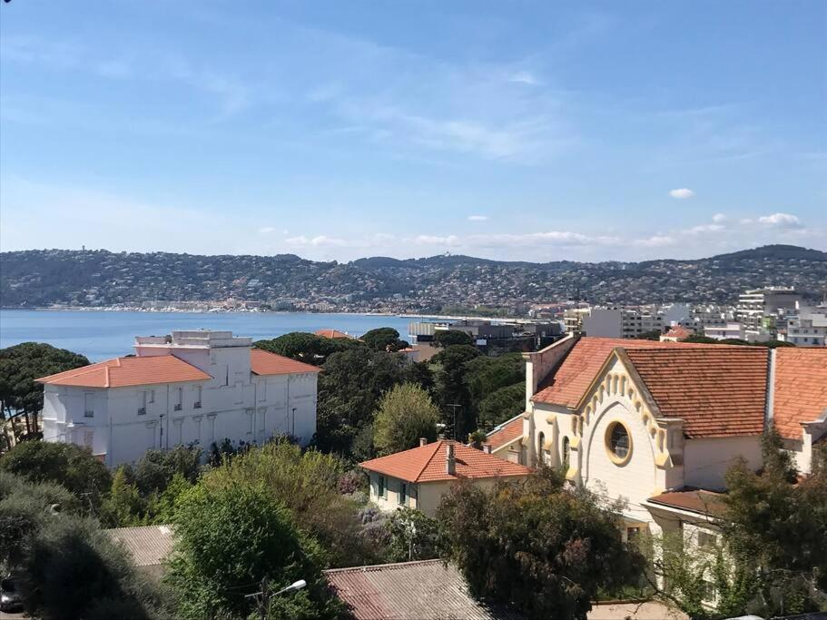 une ville avec une église et une masse d'eau dans l'établissement Amazing Sea view, à Antibes