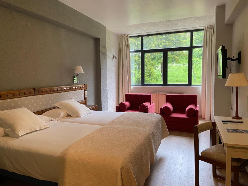 Postel nebo postele na pokoji v ubytování Hotel Edelweiss Candanchú