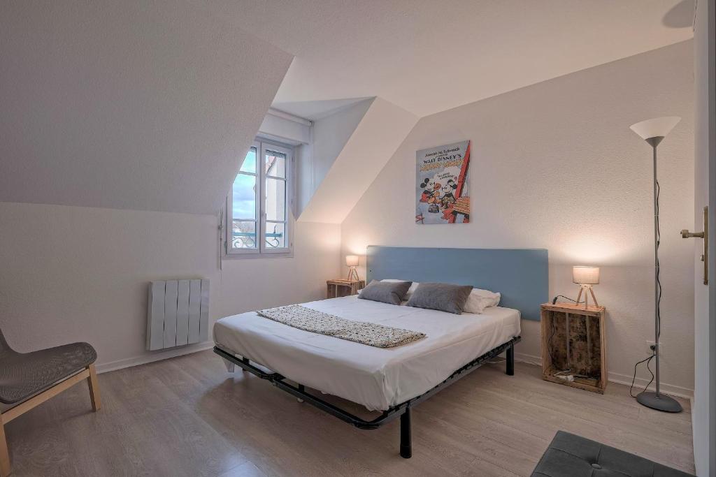 a bedroom with a bed and a window and a chair at Maison Nova - à 8 minutes de Disneyland in Magny-le-Hongre