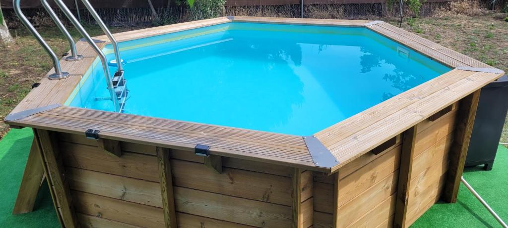 drewniany basen z drewnianym tarasem wokół niego w obiekcie La Casita De Campo. Relax y Naturaleza w mieście El Casar de Talamanca