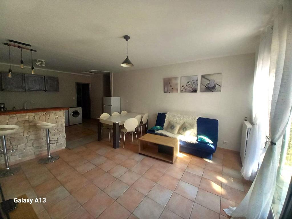 - un salon avec un canapé et une table dans l'établissement Charmante maison proche Aix en pce - Spa, à Ventabren