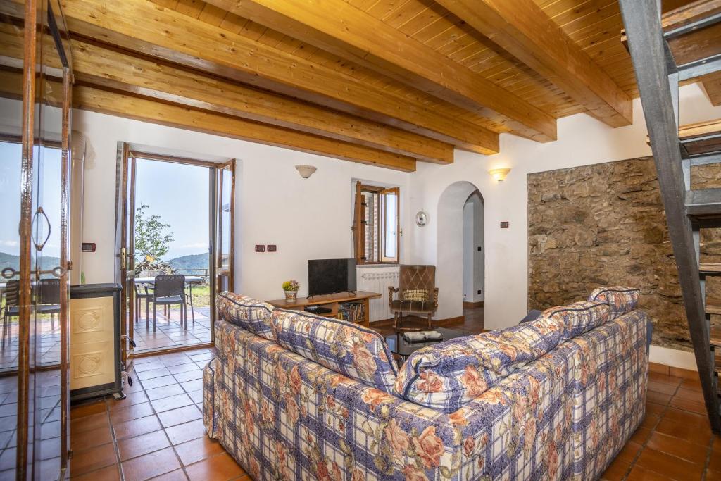 - un salon avec un canapé et une table dans l'établissement Cottage Casale relax e tranquillità, à Gioiosa Marea