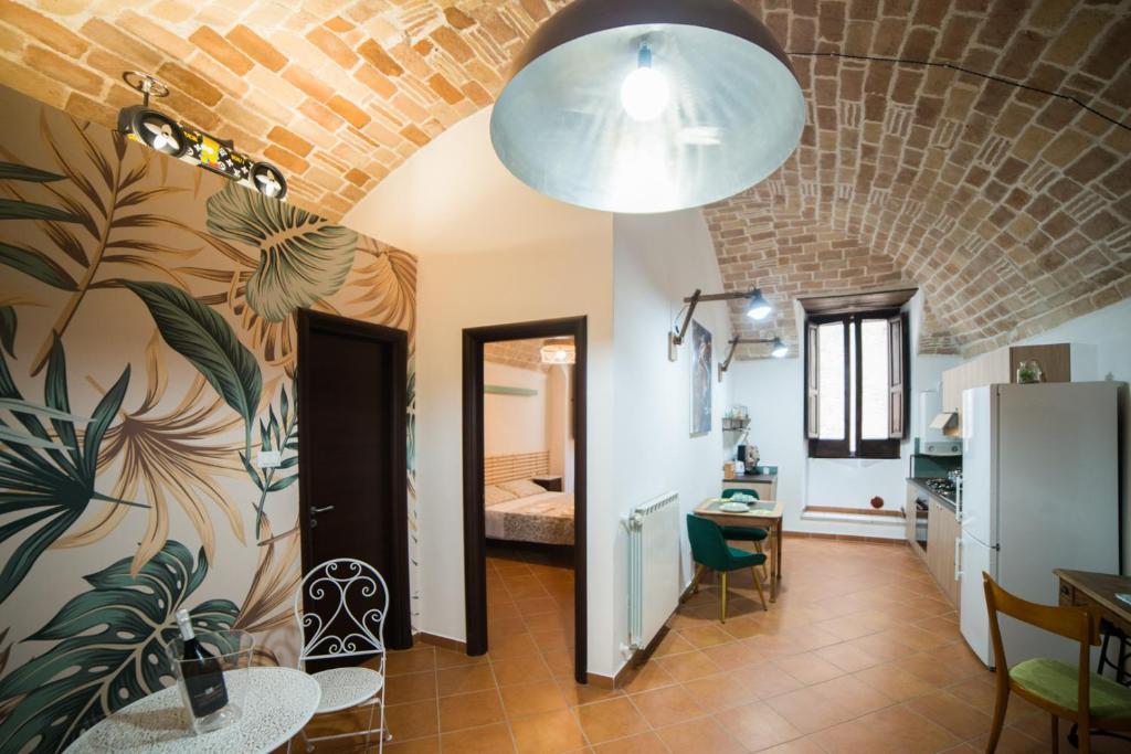 een keuken en eetkamer met een bakstenen muur bij House 316 in Lanciano