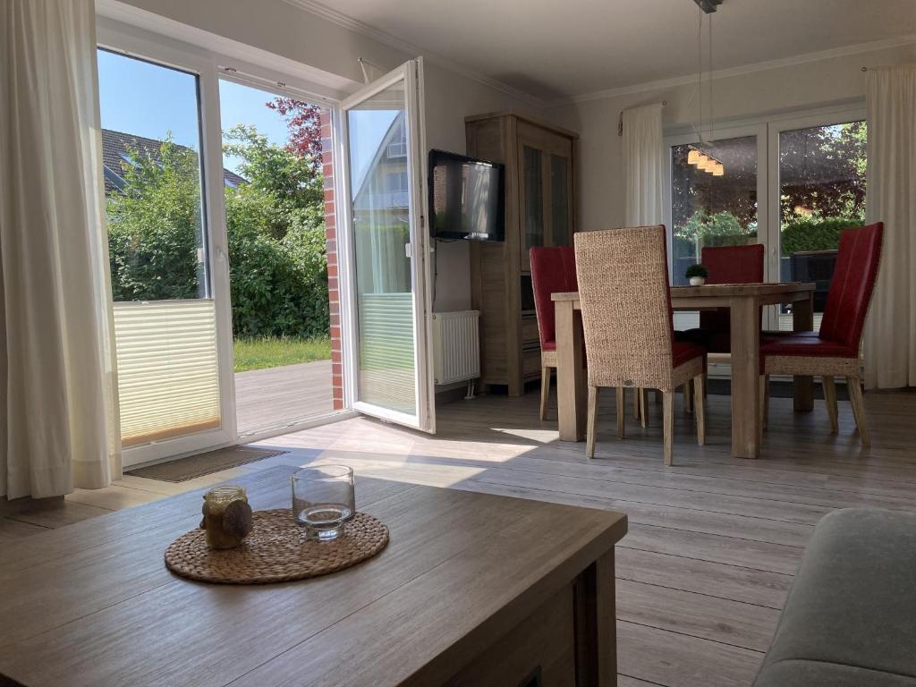 a living room with a table and a dining room at Kellenhusen - Ferienhaus Gabi in Kellenhusen