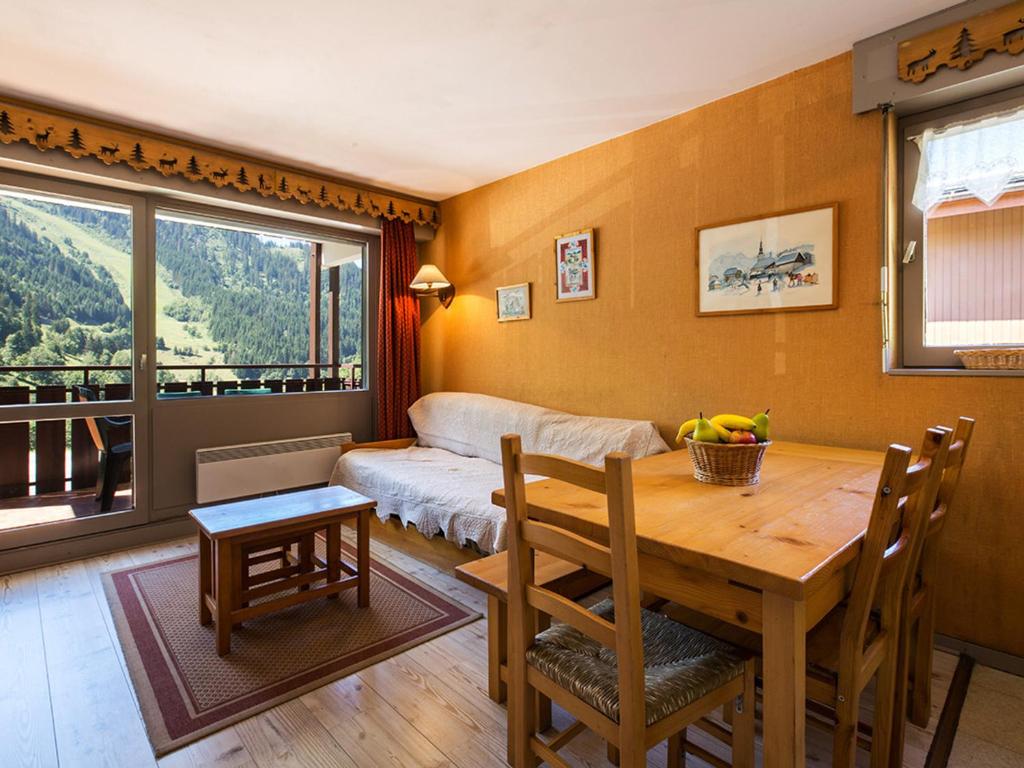 ラ・クリュサにあるAppartement La Clusaz, 3 pièces, 6 personnes - FR-1-437-1のリビングルーム(テーブル、ソファ付)