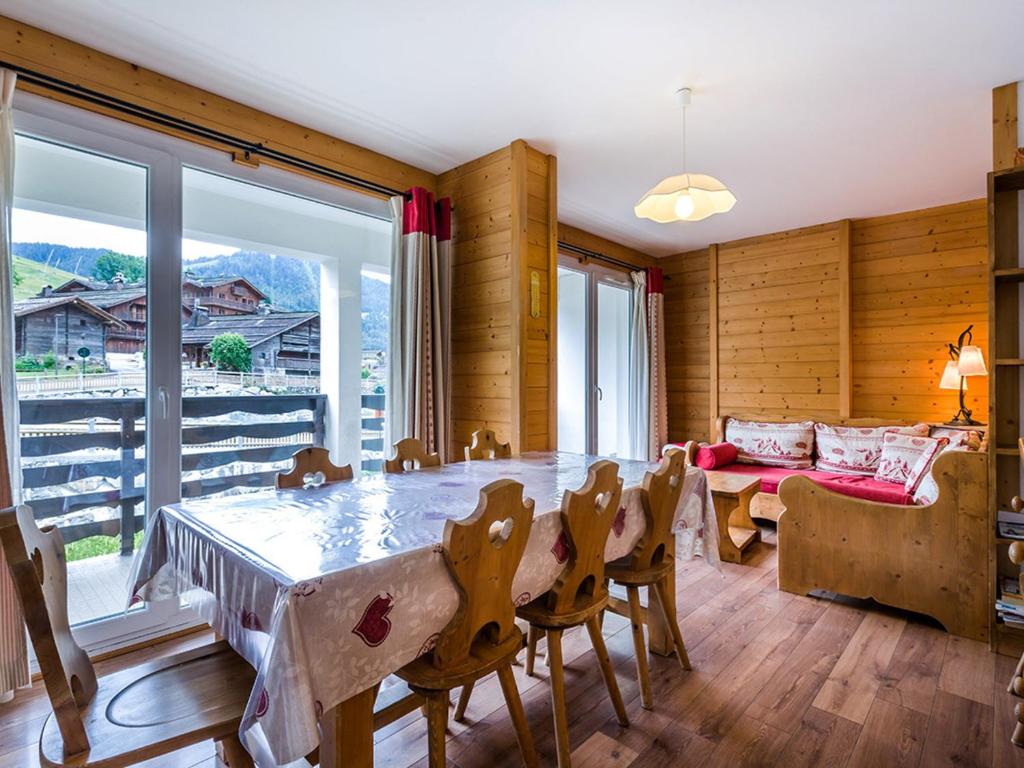 une salle à manger avec une table et des chaises dans l'établissement Appartement familial au pied des pistes, 3 chambres, 2 salles de bain, garage - Proche village - FR-1-437-34, à La Clusaz