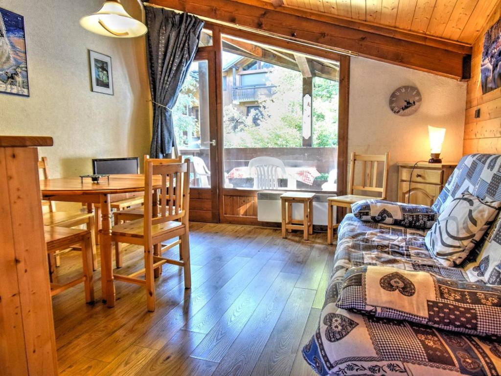 un salon avec une table et une salle à manger dans l'établissement Duplex studio près du centre de Morzine, 6 pers., balcon, garage, proche remontées et navettes gratuites - FR-1-524-39, à Morzine