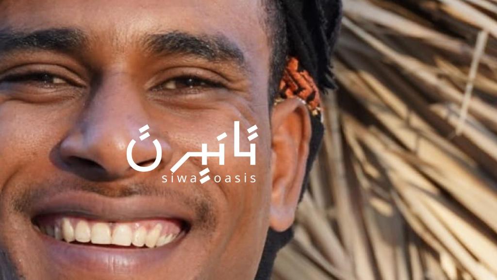 Un uomo con un marchio auricolare in faccia di Tanirt ecolodge a Siwa