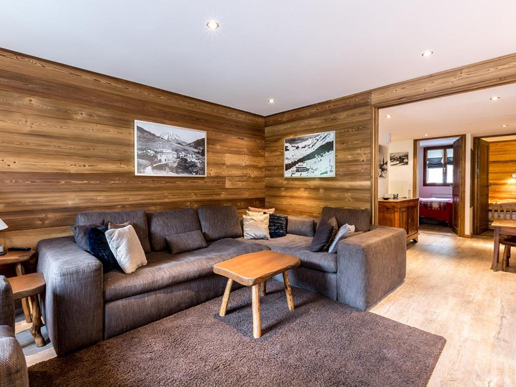 un salon avec un canapé et une table dans l'établissement Appartement 2 chambres avec garage, centre village, proche pistes, WiFi - FR-1-437-77, à La Clusaz