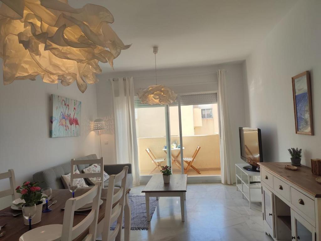 Część wypoczynkowa w obiekcie TurAlmeria - Mirador Del Cabo1 - Apartamento con 2 dormitorios, 2 baños, piscina y plaza de garaje con vistas al mar en Retamar - Almería