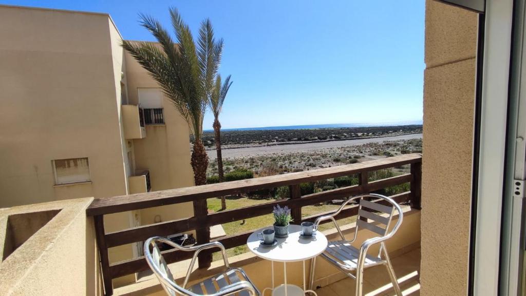 Balkon lub taras w obiekcie TurAlmeria - Mirador Del Cabo1 - Apartamento con 2 dormitorios, 2 baños, piscina y plaza de garaje con vistas al mar en Retamar - Almería