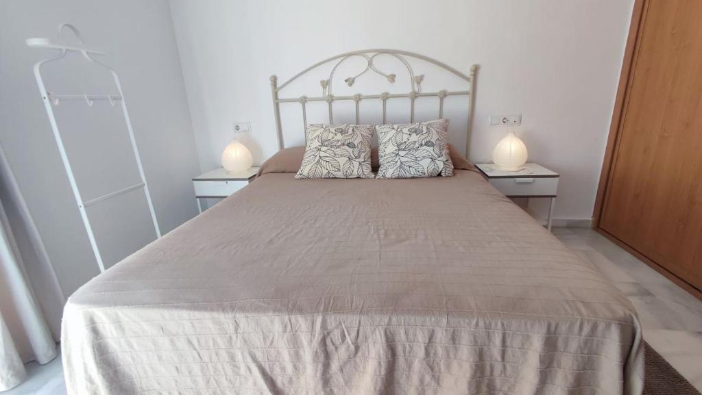 Łóżko lub łóżka w pokoju w obiekcie TurAlmeria - Mirador Del Cabo1 - Apartamento con 2 dormitorios, 2 baños, piscina y plaza de garaje con vistas al mar en Retamar - Almería