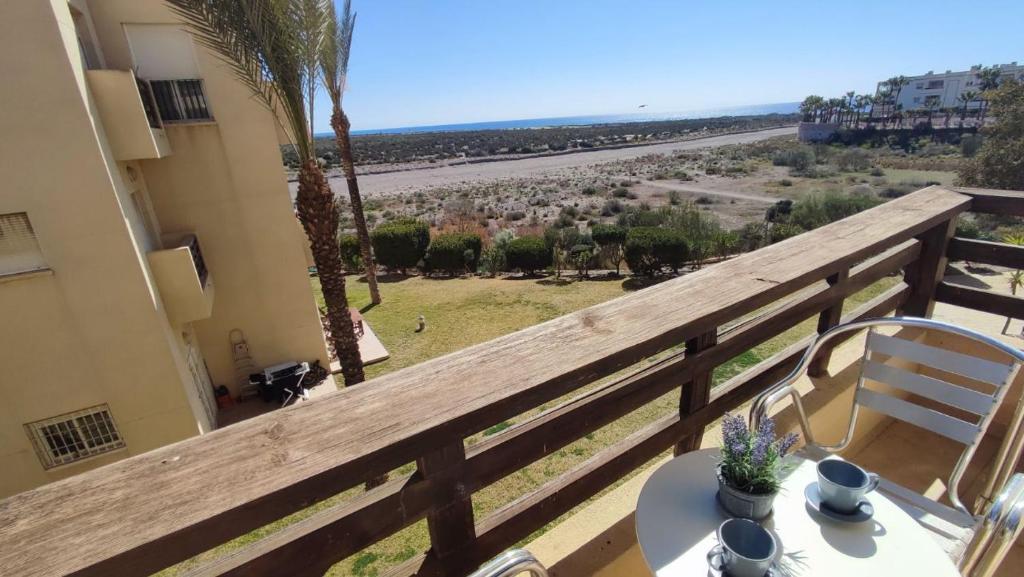 Balkon lub taras w obiekcie TurAlmeria - Mirador Del Cabo1 - Apartamento con 2 dormitorios, 2 baños, piscina y plaza de garaje con vistas al mar en Retamar - Almería