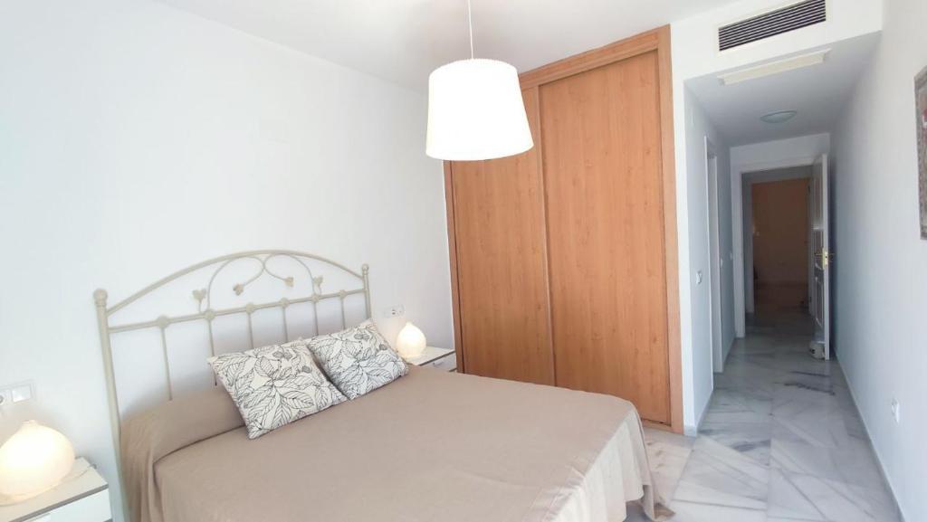 Łóżko lub łóżka w pokoju w obiekcie TurAlmeria - Mirador Del Cabo1 - Apartamento con 2 dormitorios, 2 baños, piscina y plaza de garaje con vistas al mar en Retamar - Almería