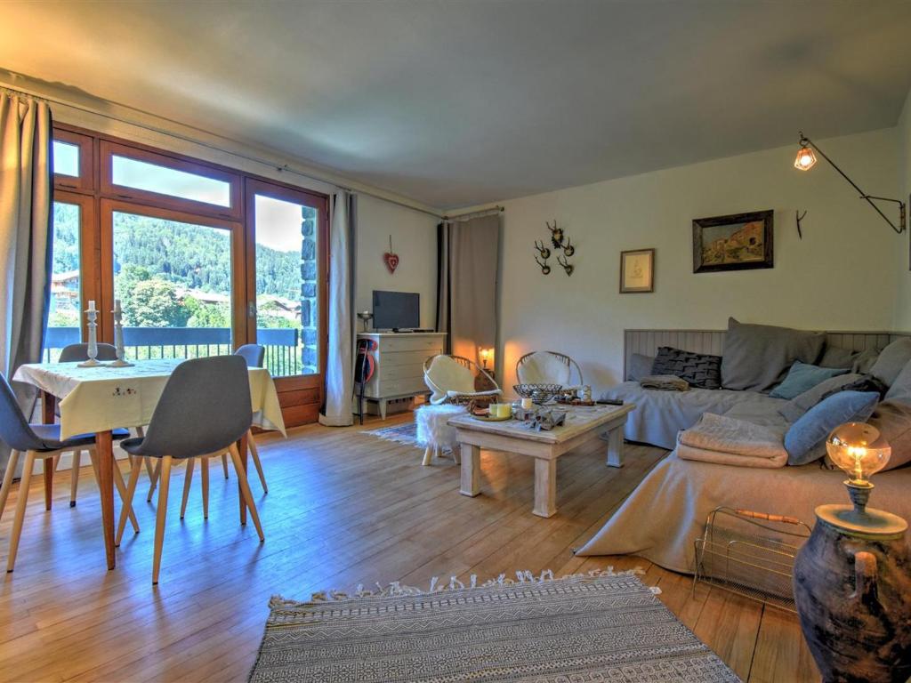 un salon avec un canapé et une table dans l'établissement Charmant appt 2 chambres Morzine avec balcon, parking et Netflix - FR-1-524-97, à Morzine