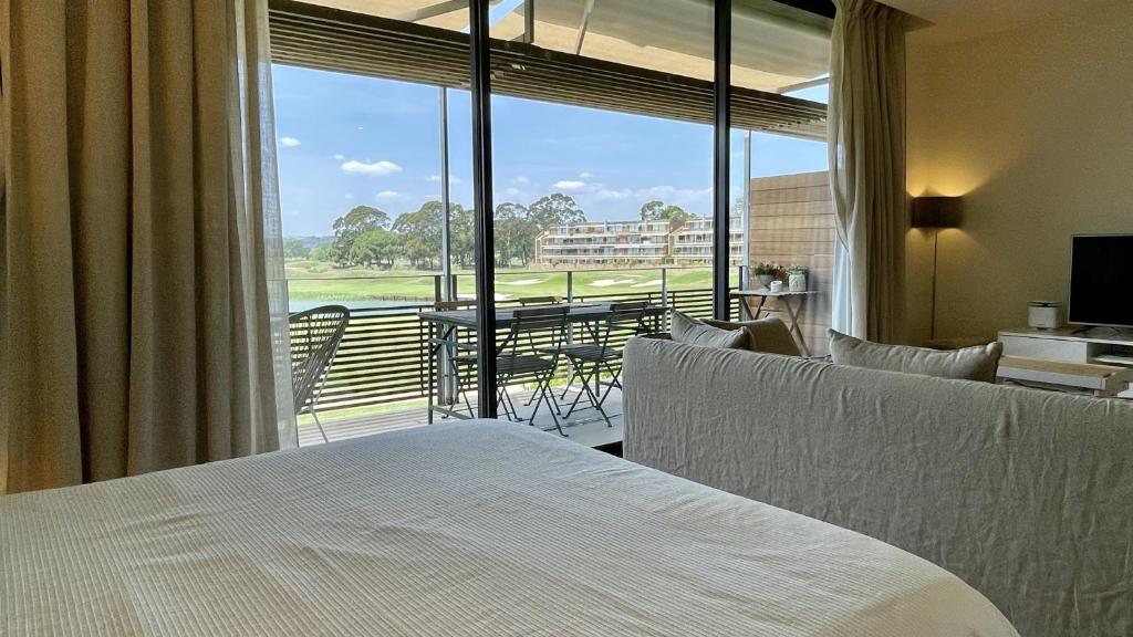 um quarto com uma cama e uma varanda com vista em Empordà Golf 4 1-3 em Gualta