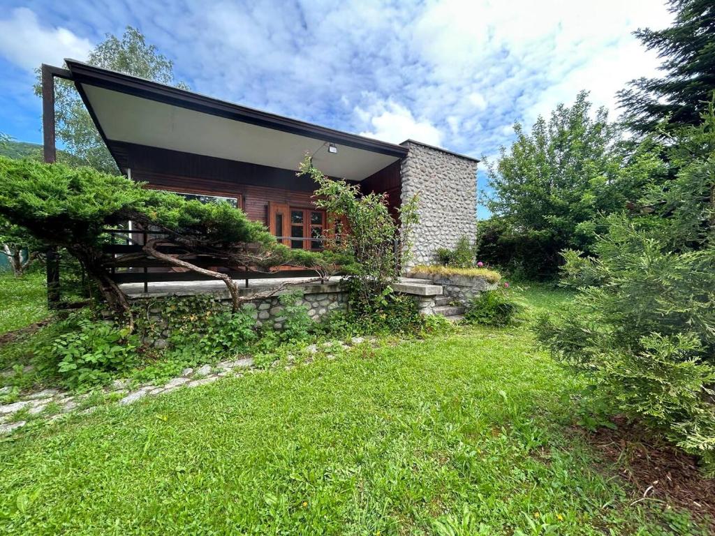 una casa en una colina con un patio verde en Chata Gabriela en Rajecké Teplice