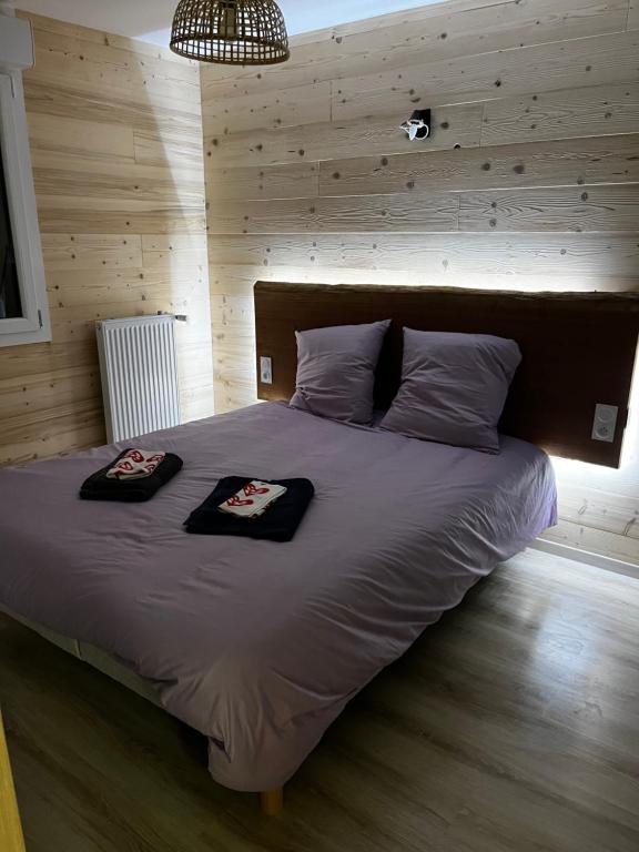 - une chambre avec un grand lit et 2 oreillers dans l'établissement Gîte BB OURS, à Villard-de-Lans