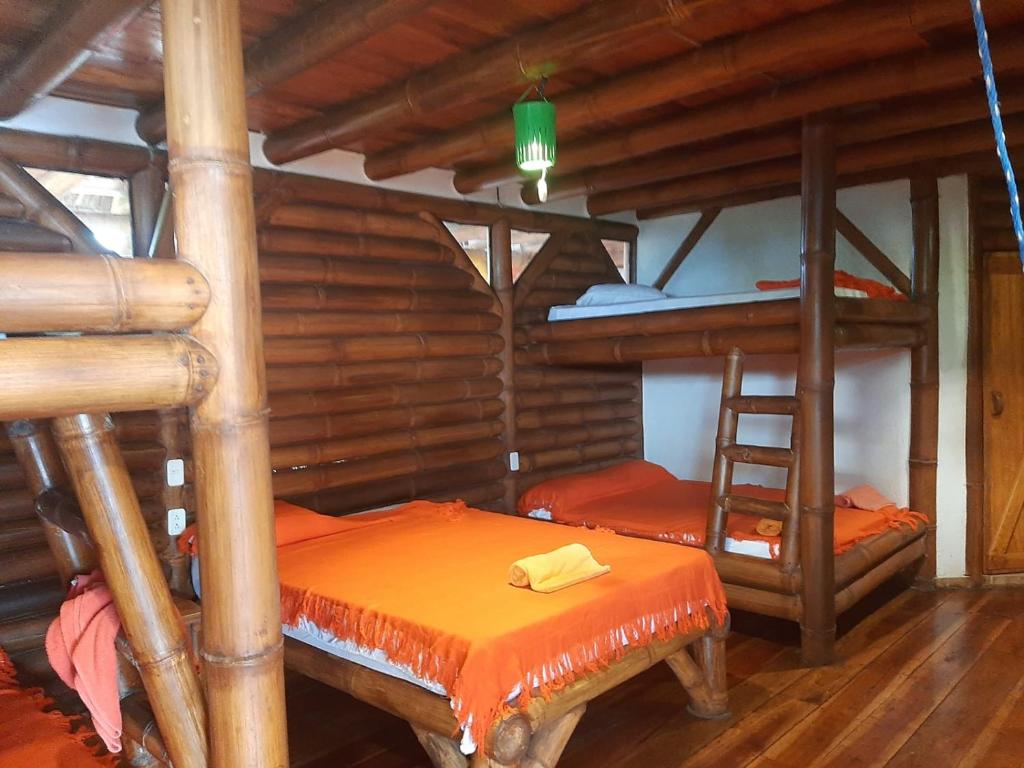 um quarto com 2 beliches e uma escada em Hotel Bambu Mompiche em Mompiche