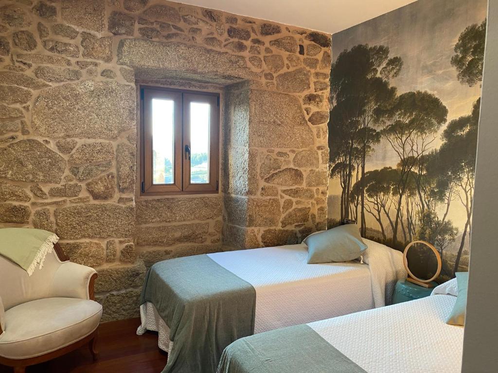 Cette chambre comprend 2 lits et une fenêtre. dans l'établissement Casa de Porto, à Barro