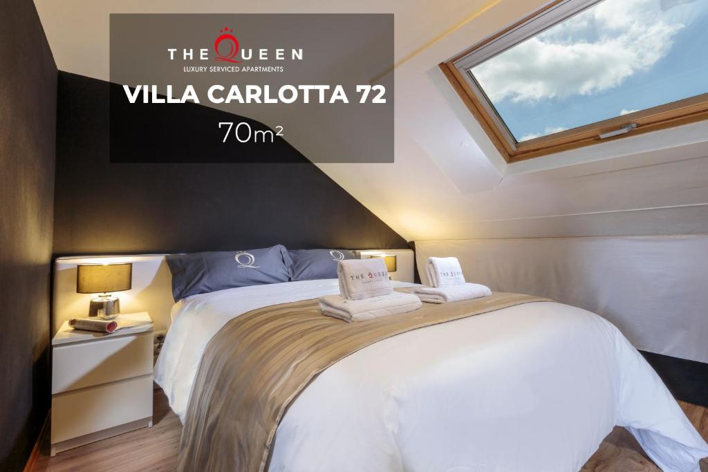 een slaapkamer met een bed met handdoeken erop bij The Queen Luxury Apartments - Villa Carlotta in Luxemburg