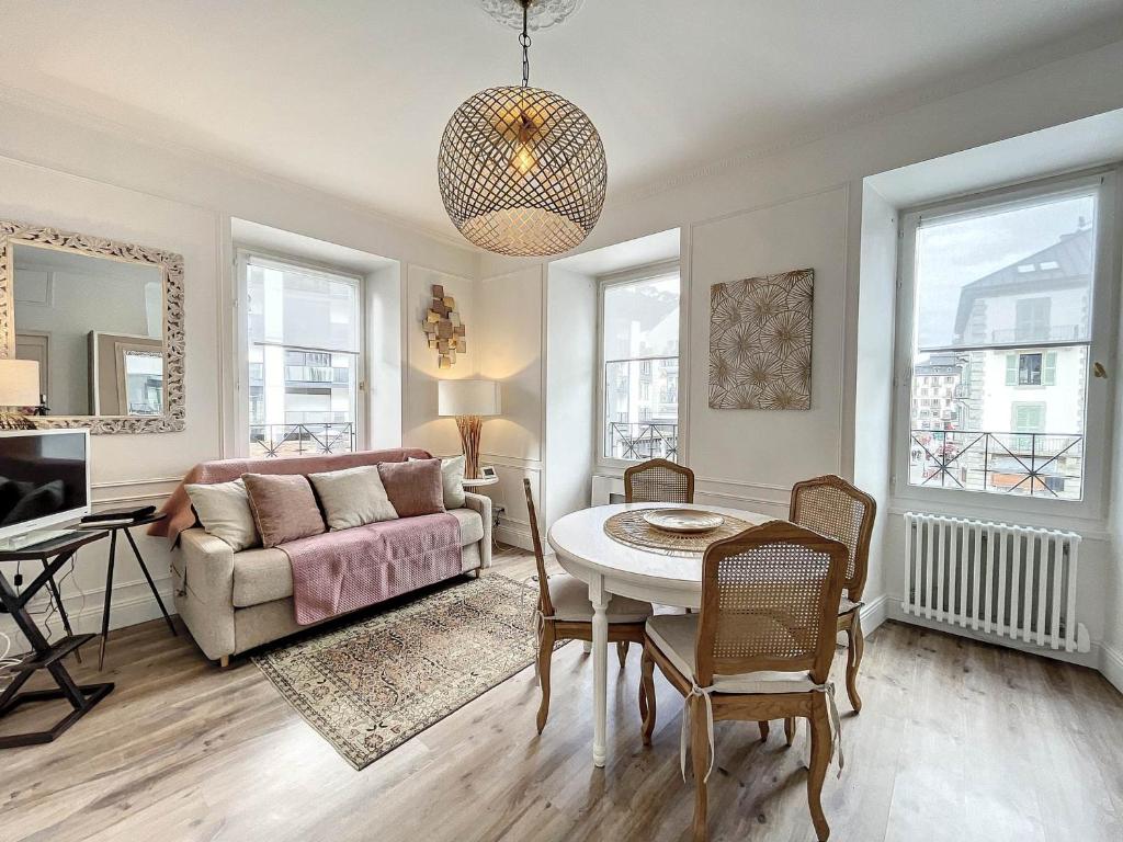 ein Wohnzimmer mit Sofa und Tisch in der Unterkunft Charmant appartement au centre de Chamonix, 4 pers, parking - FR-1-507-59 in Chamonix-Mont-Blanc
