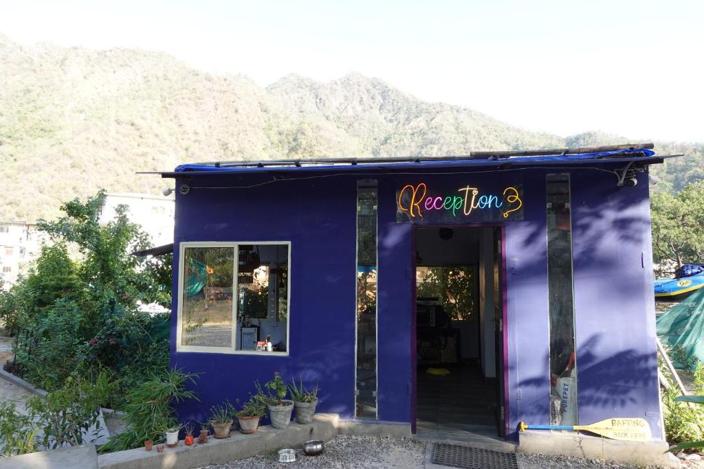 Nespecifikovaný výhled na hory nebo výhled na hory při pohledu z hostelu