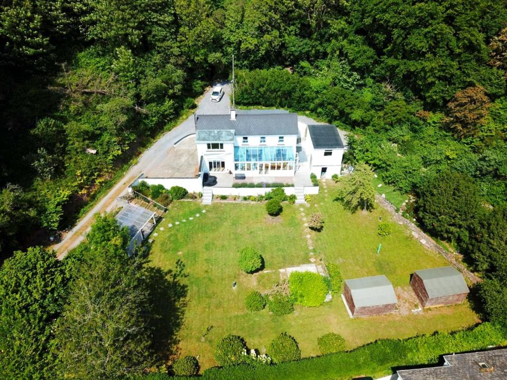 - une vue aérienne sur une grande maison blanche sur une pelouse dans l'établissement Gordy Hall -Sea facing Welsh cottage with stunning views, à Pendine