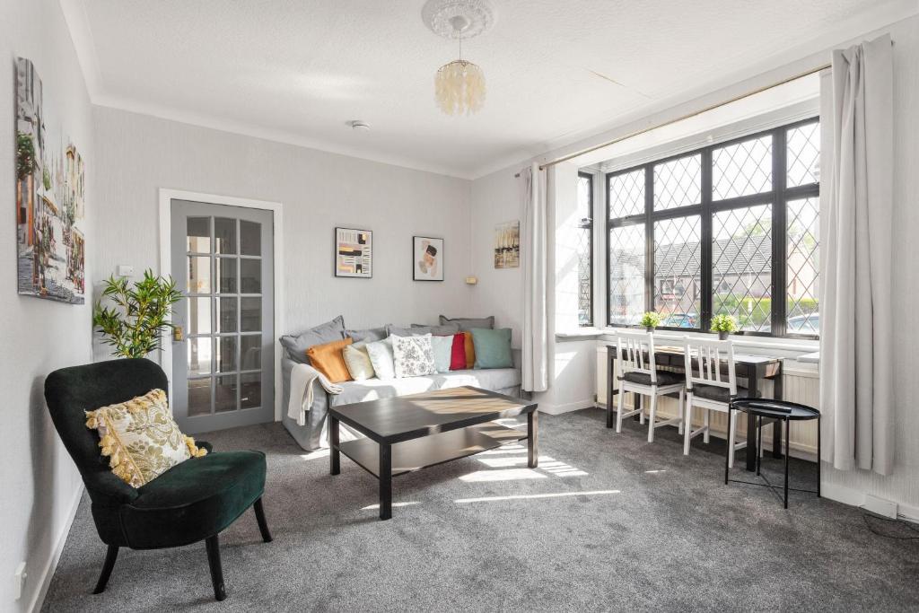Lovely 3bed House-Private parking في إدنبرة: غرفة معيشة مع أريكة وطاولة