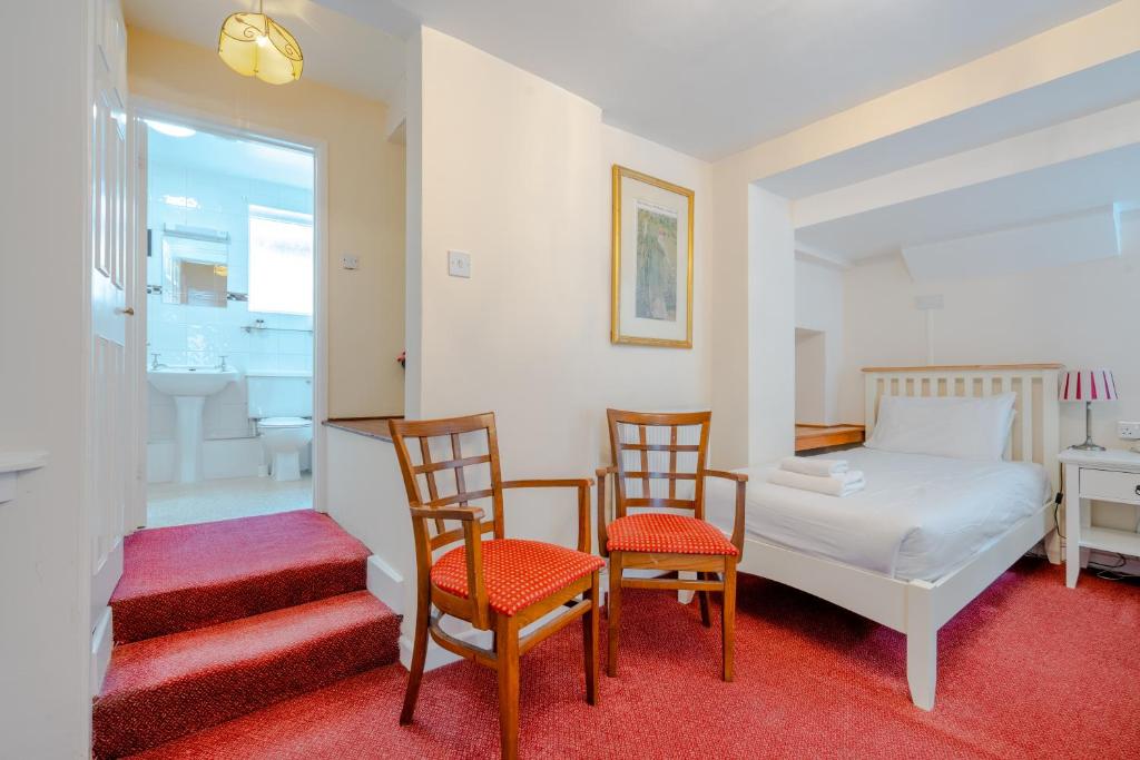 Postel nebo postele na pokoji v ubytování Crown Hotel Cotswold