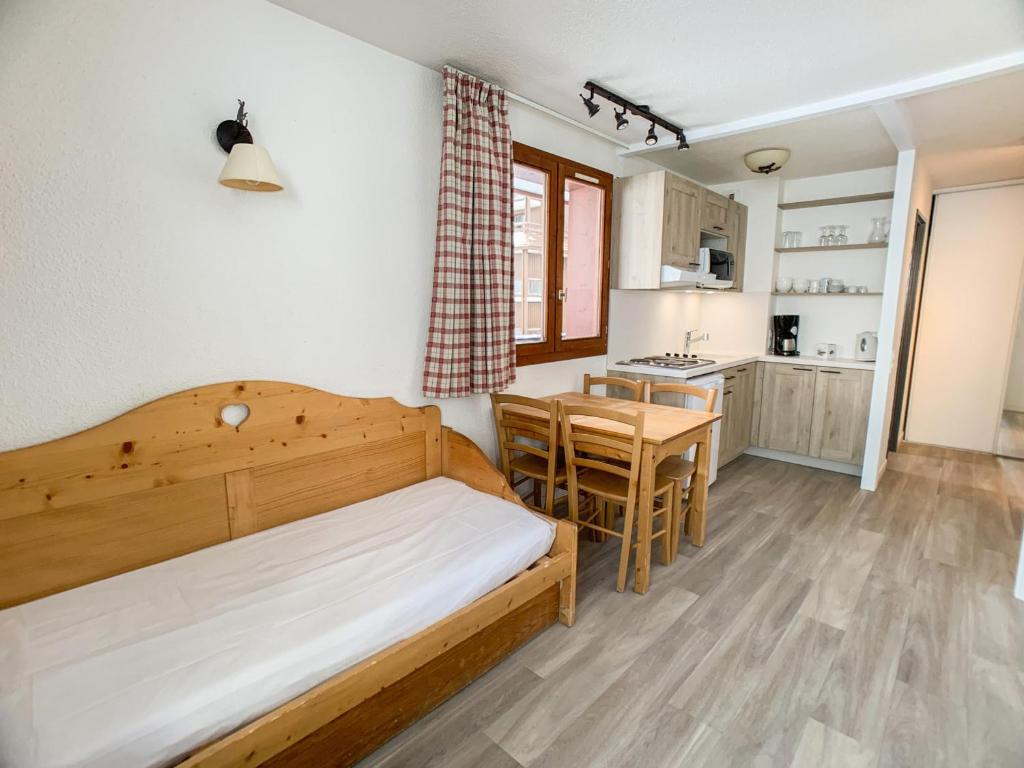 une chambre avec un lit et une table et une cuisine dans l'établissement Appartement 6 pers. à Tignes Val Claret - Accès direct aux pistes, balcon, animaux acceptés - FR-1-502-289, à Tignes