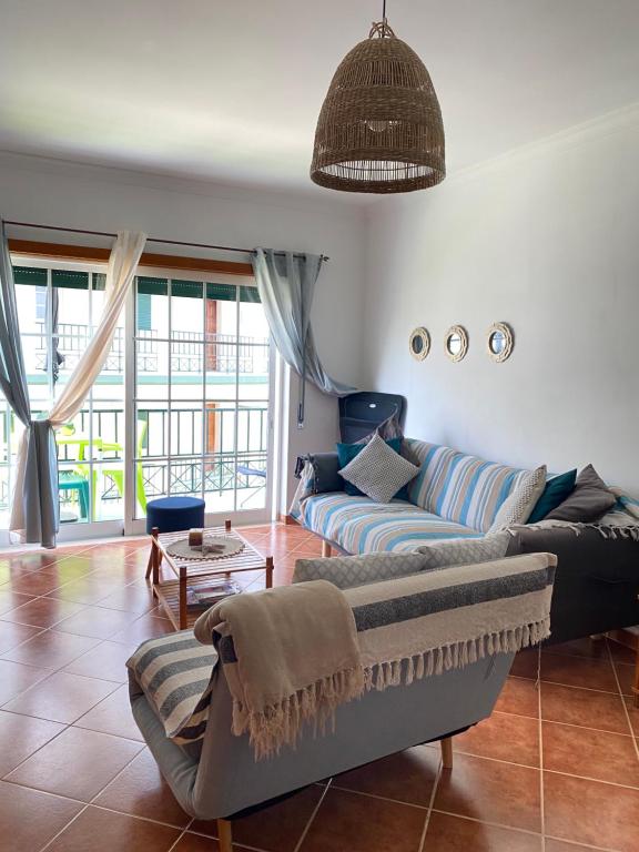 ein Wohnzimmer mit einem Sofa und einem Tisch in der Unterkunft Sweet Home of Cabanas in Conceição