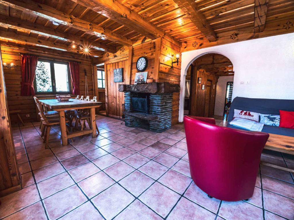 salon ze stołem i kominkiem w obiekcie Appartement rénové dans chalet savoyard - proche des pistes, balcon, animaux admis - FR-1-502-355 w mieście Tignes