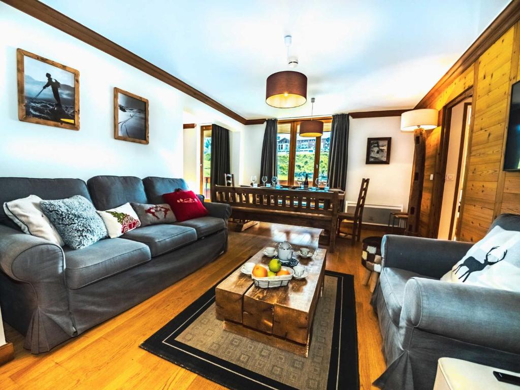 un salon avec un canapé et une table basse dans l'établissement Appartement rénové avec balcon, skis aux pieds, WIFI à Tignes Le Lavachet - FR-1-502-359, à Tignes
