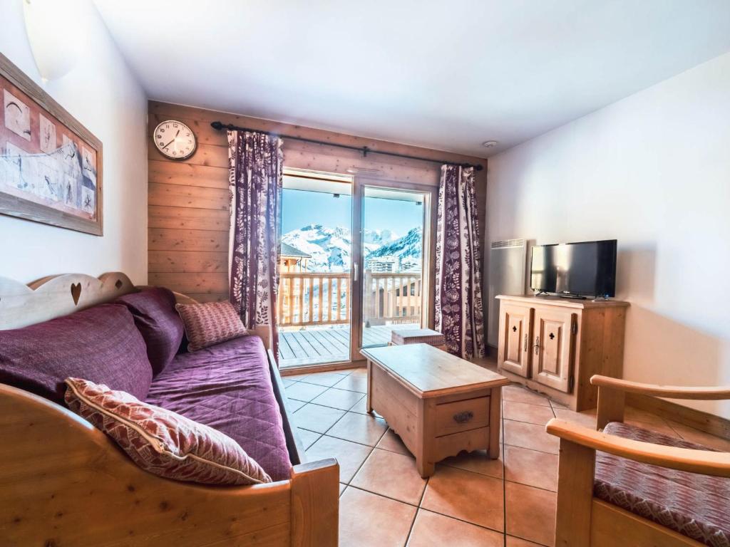 a living room with a couch and a table at Appartement Tignes, 3 pièces, 6 personnes - FR-1-502-374 in Tignes