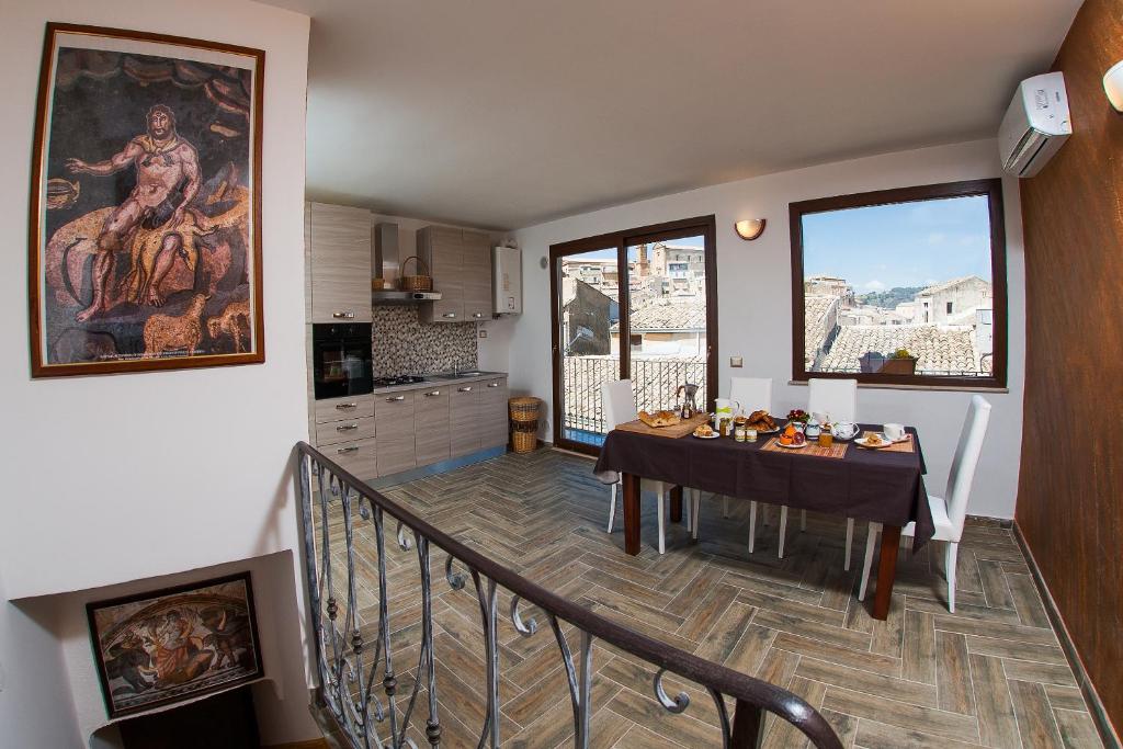 皮亞扎－阿爾梅里納的住宿－Umberto 33，厨房以及带桌子和窗户的用餐室。