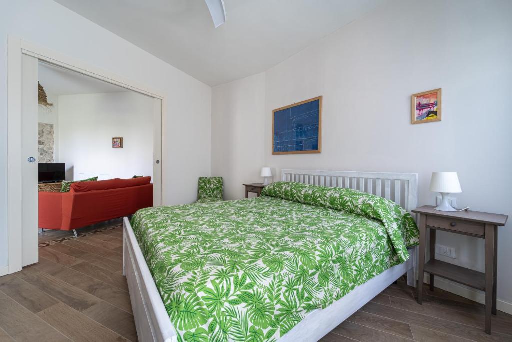 una camera con letto e copriletto verde di La Rovettina Pet friendly house a Salò